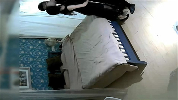 长发美女穿黑色蕾丝连衣裙配高跟鞋，极致诱惑让你欲罢不能！